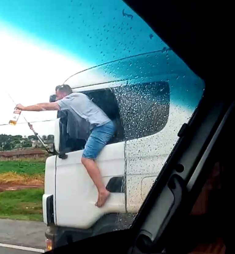 Caminhoneiro é filmado dirigindo embriagado