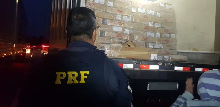 Policiais rodoviários impedem saque de carreta tombada