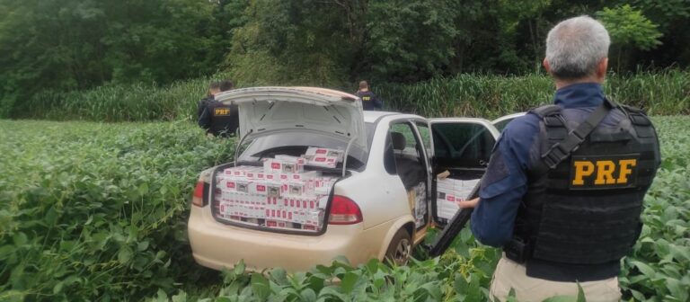Foge e abandona veículo com carga de cigarro
