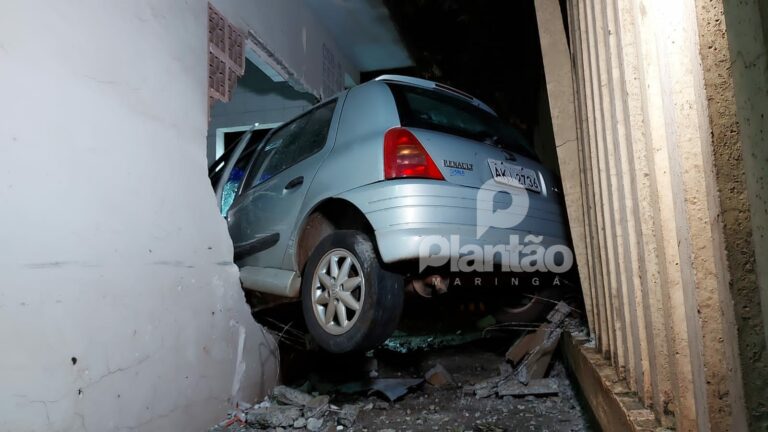 Carro descontrolado invade estação da Sanepar