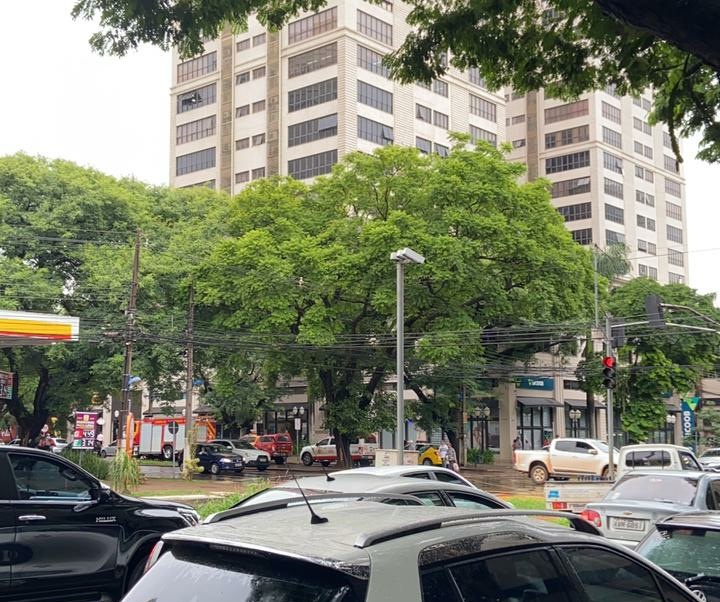 Dupla invade prédio em Maringá para atear fogo em um homem