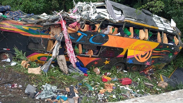 Acidente com ônibus deixa 21 mortos e vários feridos em estrada do Paraná