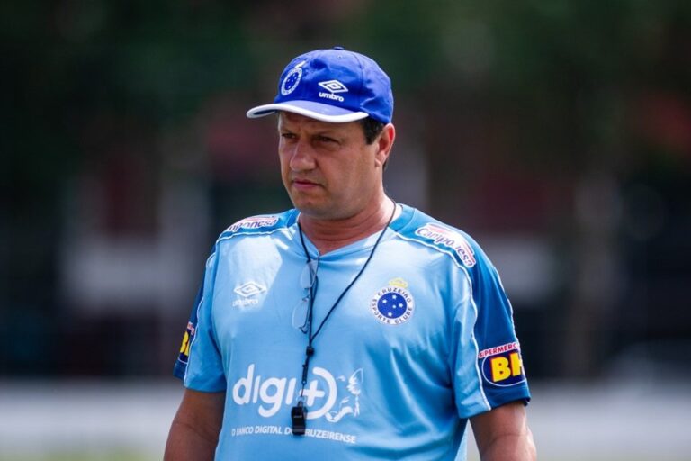 Técnico Adilson Batista é internado em Curitiba