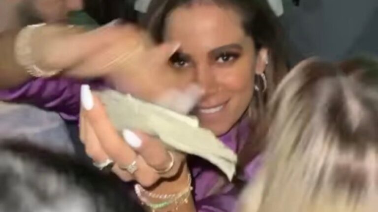 Anitta é criticada por jogar dinheiro para o alto em balada