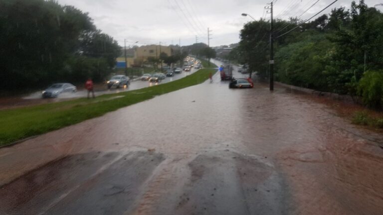 Chuva de verão deixa diversas regiões de Maringá alagadas