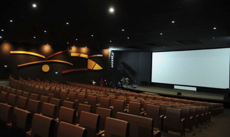 Atividades de cinemas estão liberadas com até 50% de capacidade