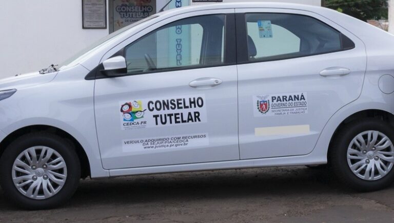 Criança é deixada sozinha em meio a fezes e urina de animais