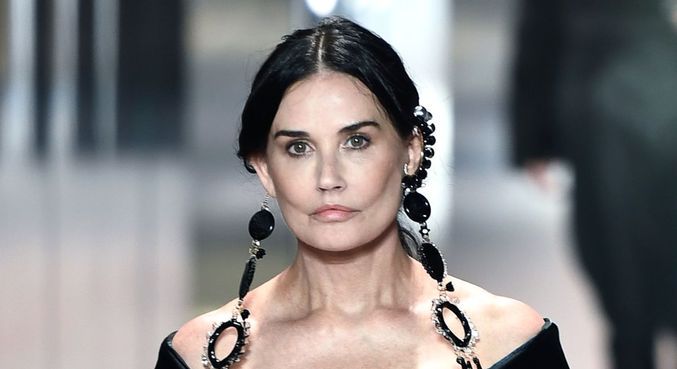 Demi Moore surge irreconhecível em desfile