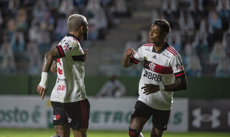 Flamengo vence o Goiás e ainda sonha