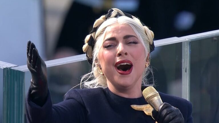 Gaga canta o hino na posse de Biden
