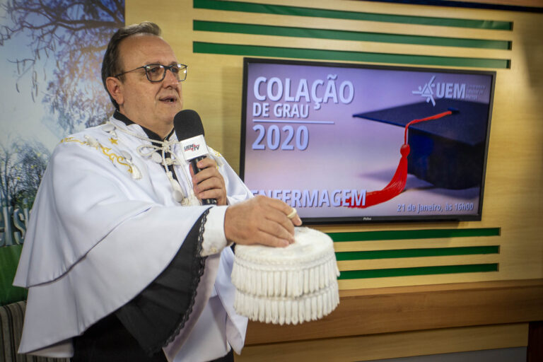 UEM antecipa colação de grau a 37 enfermeiros