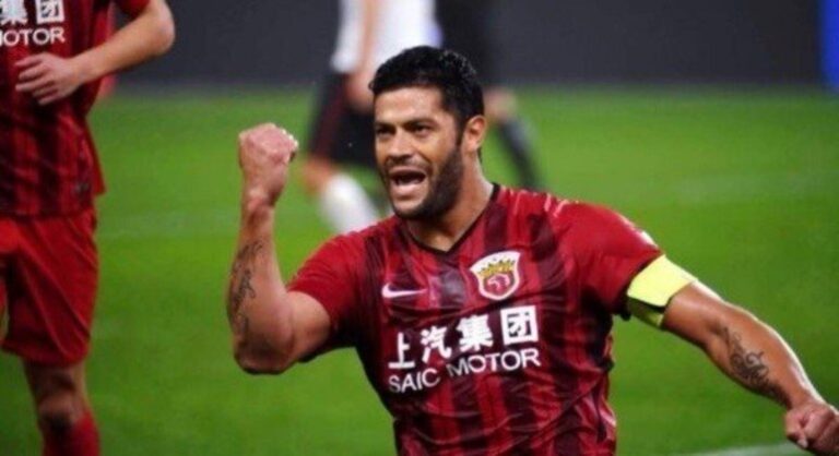 Atlético-MG confirma a contratação de Hulk