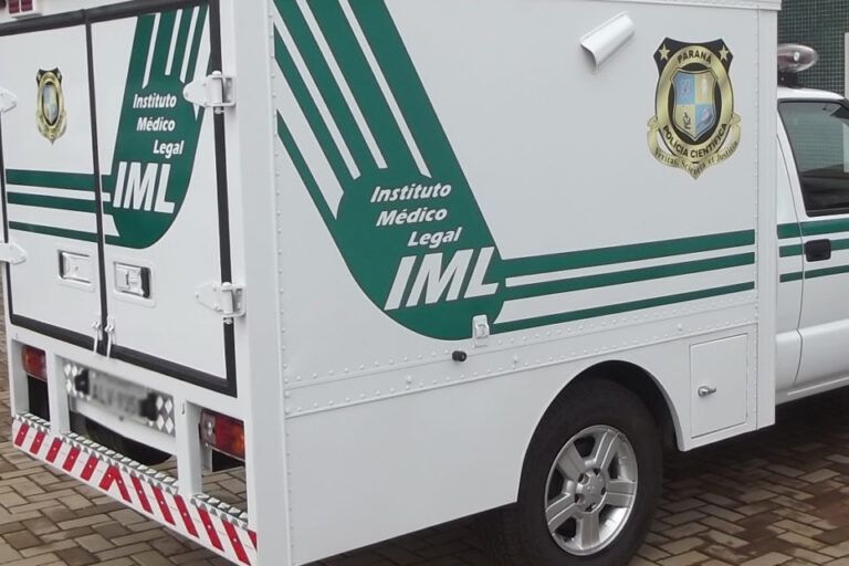 Uma vítima é ferida e um dos bandidos morre durante assalto