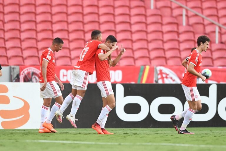 Internacional vence e encosta no líder São Paulo