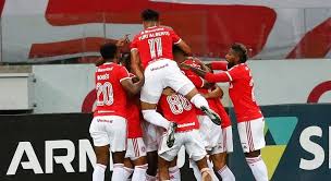 Internacional vence e fica a um ponto do líder São Paulo
