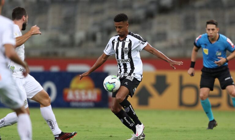 Atlético Mineiro vence Santos e sobe na tabela