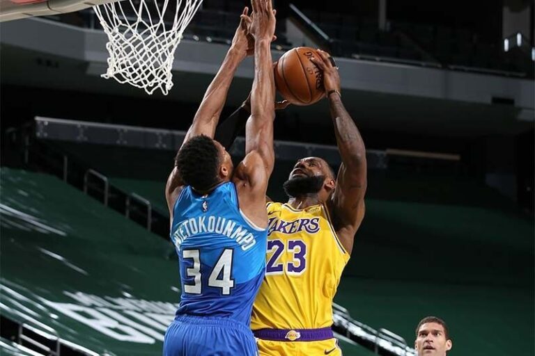 LeBron leva a melhor em duelo com Antetokounmpo