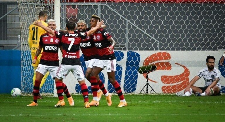 Flamengo bate o Palmeiras e cola no Inter