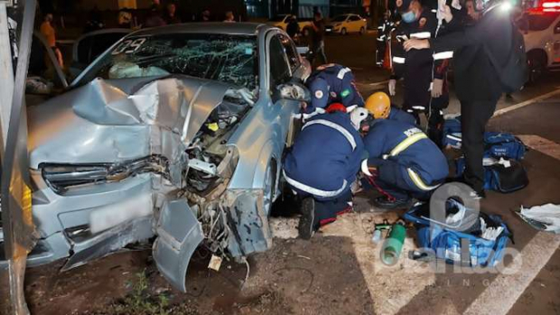 Carro bate na mureta de viaduto e deixa dois feridos graves