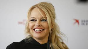 Pamela Anderson anuncia saída das redes sociais