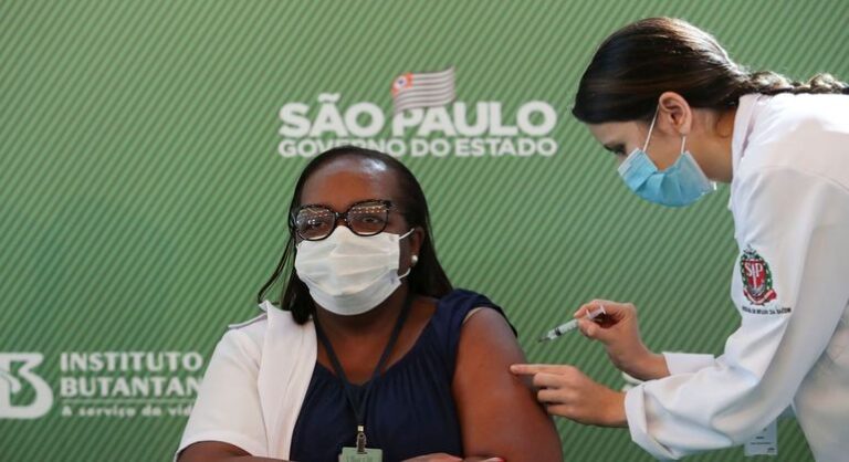 Enfermeira de São Paulo é primeira brasileira vacinada contra covid-19