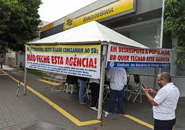 Sindicato dos bancários faz protesto contra fechamento de agência