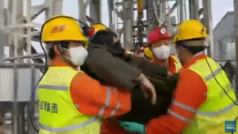 Equipes conseguem resgatar 11 mineiros soterrados na China