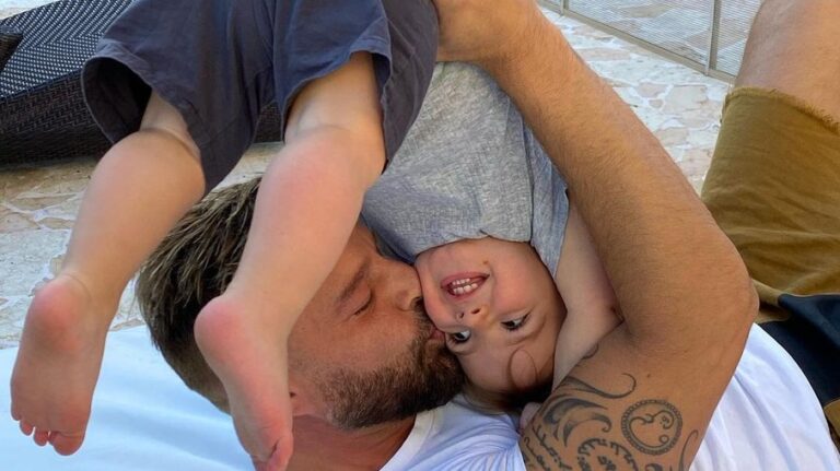 Em click raro, Rick Martin aparece com o filho caçula