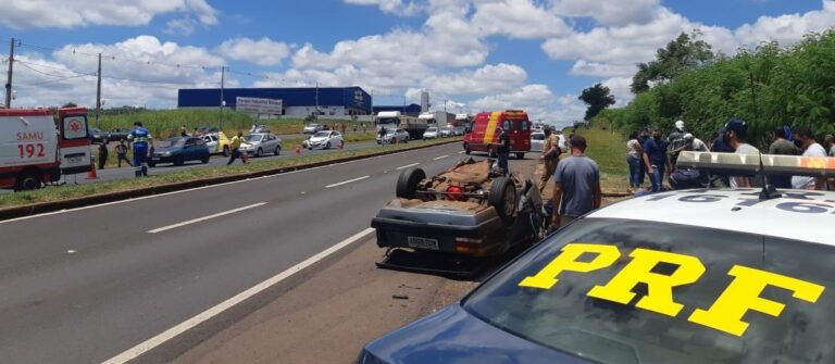 Acidente com três carros deixa quatro em estado grave na BR-376