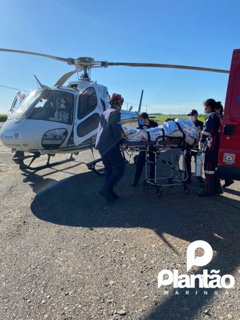 Carro bate atrás de moto e deixa bombeiro gravemente ferido