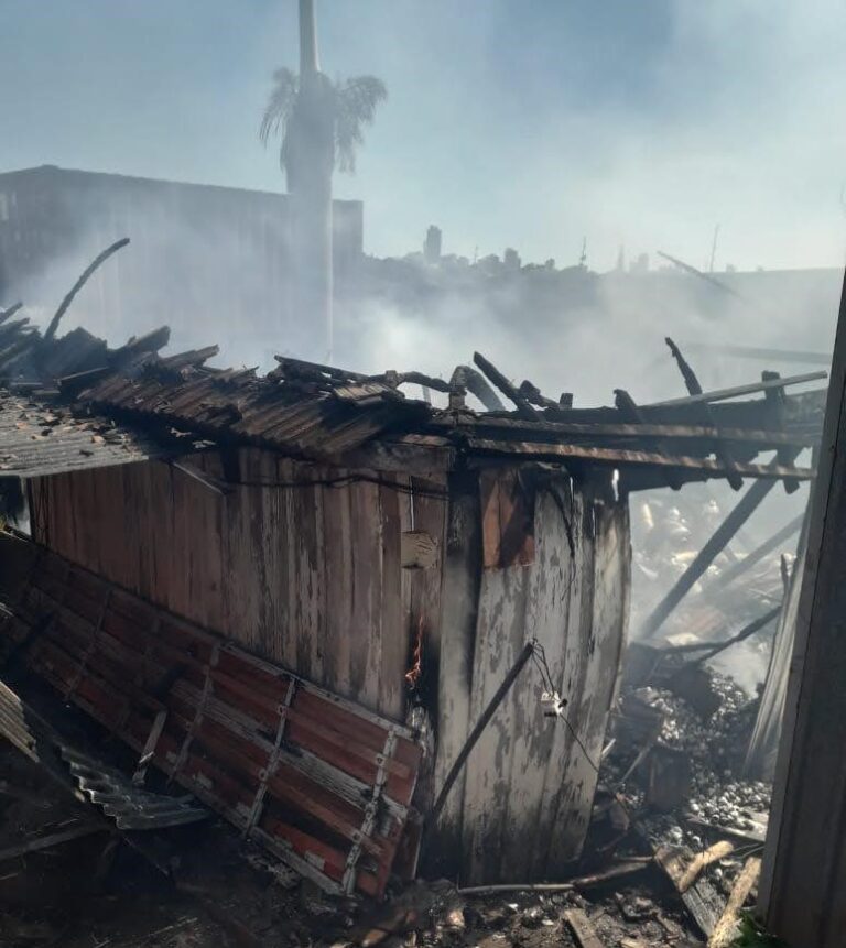 Fogo destrói casa de madeira em Maringá