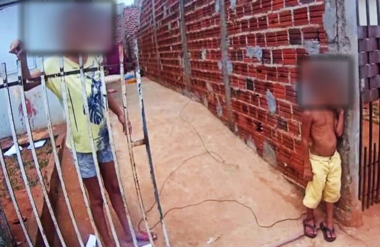 Menino de 6 anos estava amarrado pelo tornozelo no muro da casa