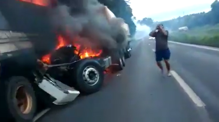 Desesperado, pai vê o filho morrer carbonizado