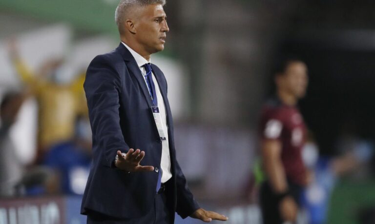 São Paulo perde a primeira com Crespo