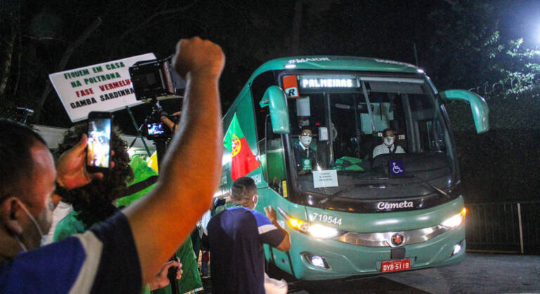 Torcida do Palmeiras se despede do time