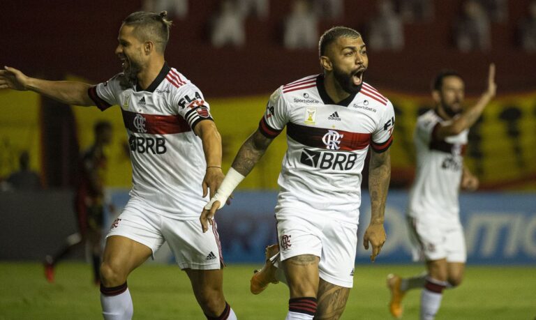 Flamengo vence Sport e segue na cola do Inter