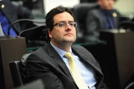 Falta de kit escolar é motivo do adiamento de volta às aulas, diz deputado