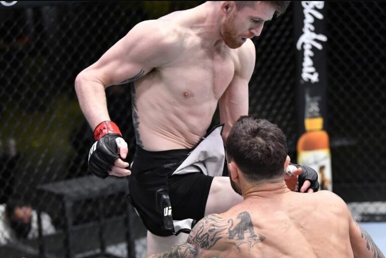 Cory Sandhagen desmaia Frankie Edgar com joelhada voadora