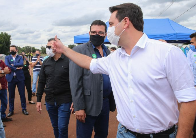 Governador entrega trecho da PR-323 com melhorias para região