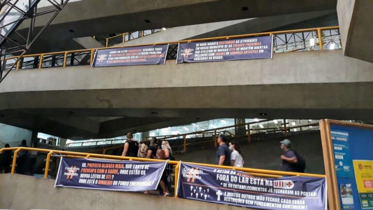 Profissionais de eventos realizam caminhada no Paço Municipal