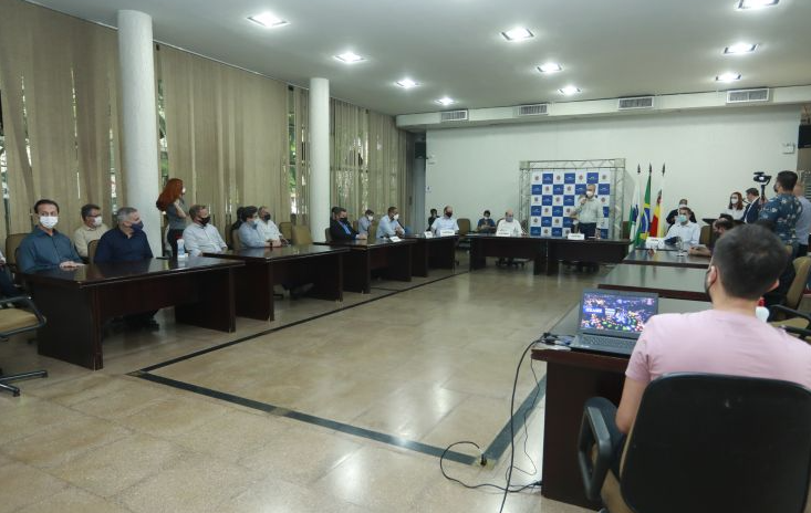 Ulisses Maia debate projetos de Maringá com deputados