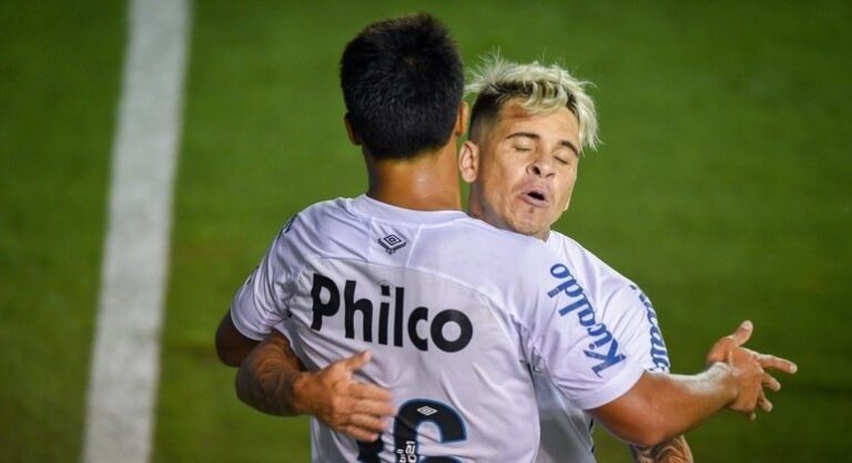 Santos vence Corinthians e fica perto da Libertadores
