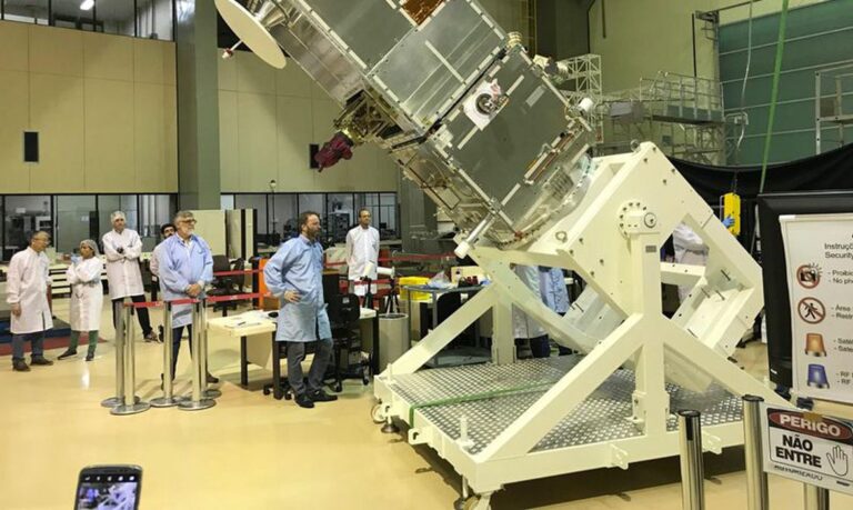 Produzido 100% no Brasil, satélite Amazonia-1 entrará em órbita