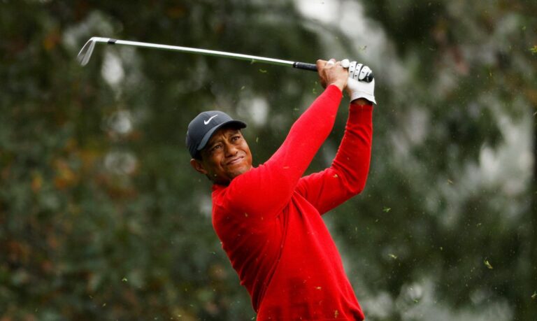 Tiger Woods é hospitalizado após acidente de carro