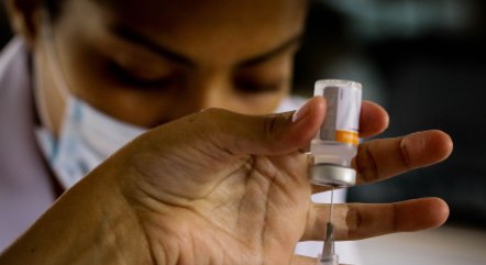 Manaus exonera médicos investigados por furar fila de vacina