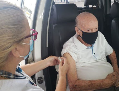Zagallo é vacinado contra covid-19 no Rio
