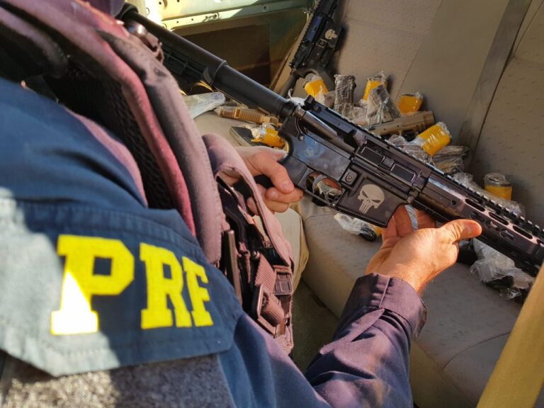 PRF apreende pistolas e fuzis que estavam a caminho de Maringá