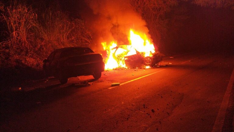 Contrabandistas batem carros durante fuga e um morre carbonizado