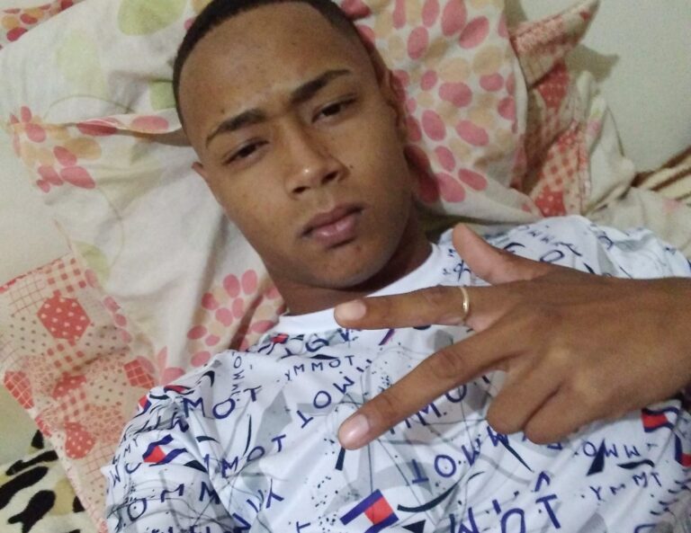 Homem foi alvo de tiros quando caminhava