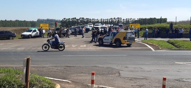 Moradores protestam contra fechamento da Estrada Terra Roxa